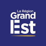 Logo de la Région Grand Est, fond bleu avec texte blanc et jaune.