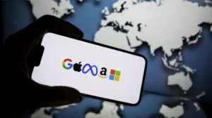 Logos des GAFAM affichés sur un smartphone, illustrant leur domination technologique mondiale en IA, cloud et cybersécurité, avec un fond représentant l’Europe