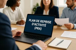 Professionnels en réunion élaborant un plan de reprise d’activité (PRA) sur ordinateur, dans un bureau moderne